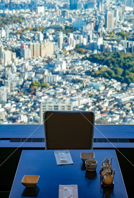 レストランの席と都会の町並み