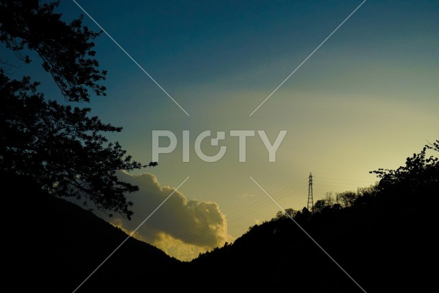 春の山北駅（神奈川県足柄上郡）の夕暮れ
