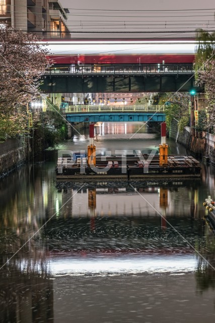 夜の平戸橋と帷子川