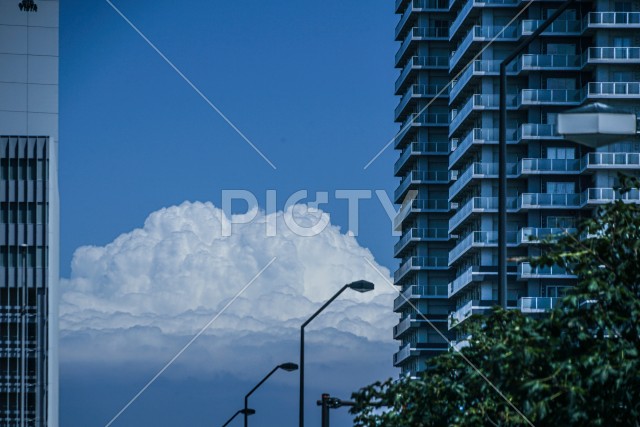 マンションの間から見える入道雲