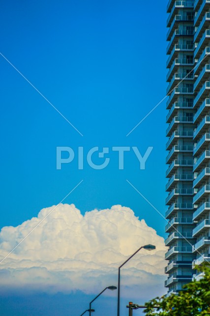 マンションの間から見える入道雲