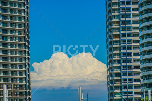 マンションの間から見える入道雲
