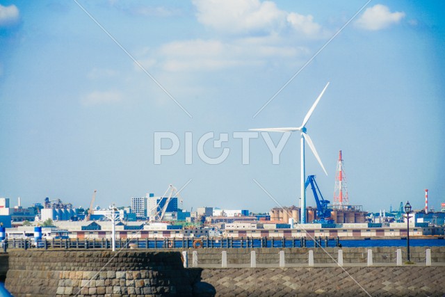 みなとみらいのビル群と青空