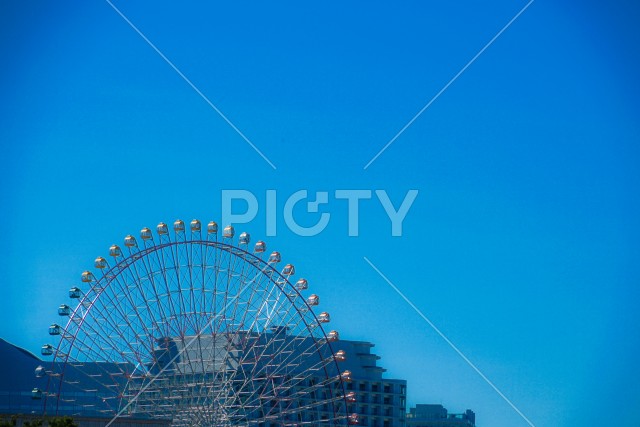横浜の街並みと青空