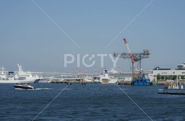 横浜ベイブリッジと豪華客船