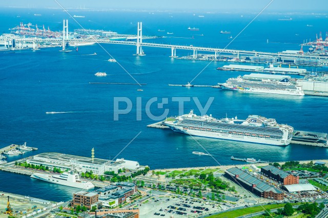 ランドマークタワーからの横浜港（20180428初外国籍豪華客船3隻同時来航）