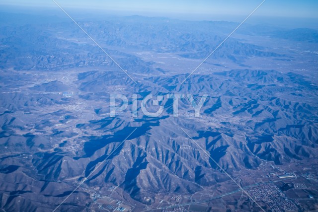 飛行機から見える中国の山岳地帯