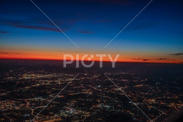 飛行機から見えるロンドンの夜景