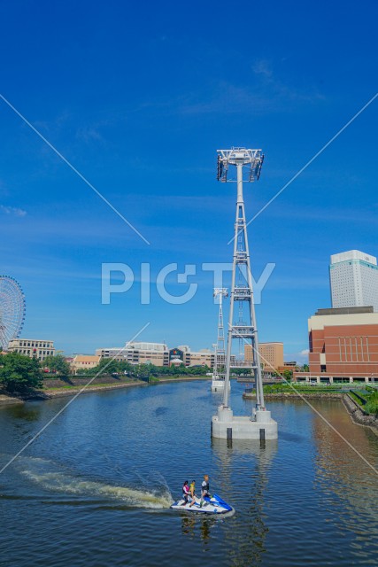 横浜みなとみらいのロープウェイ建設風景