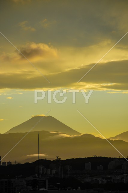 夕焼けに包まれる富士山のシルエット