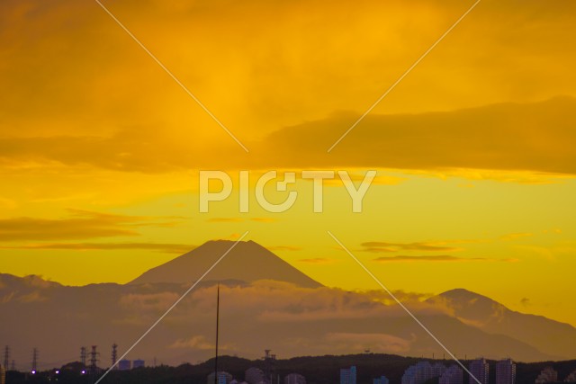 夕焼けに包まれる富士山のシルエット
