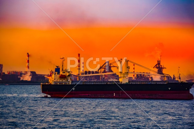 貨物船のシルエットと夕景