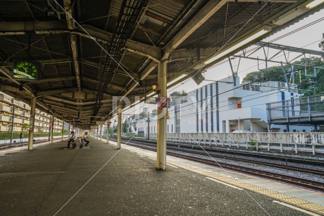 早朝の横浜市保土ヶ谷駅のプラットフォーム