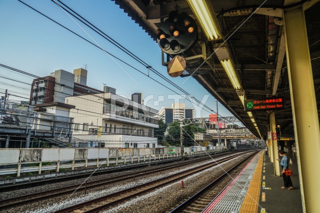 早朝の横浜市保土ヶ谷駅のプラットフォーム