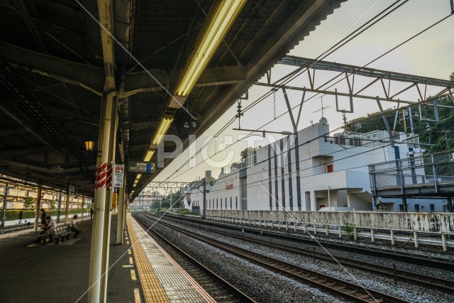 早朝の横浜市保土ヶ谷駅のプラットフォーム