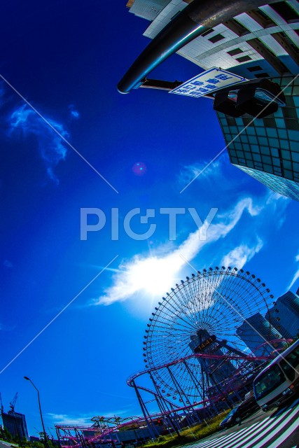 横浜コスモワールドと晴天の空