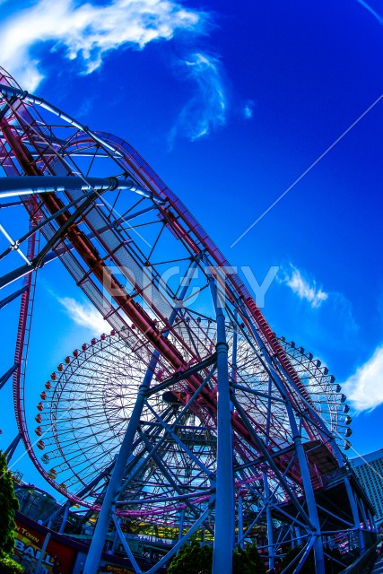 横浜コスモワールドと晴天の空