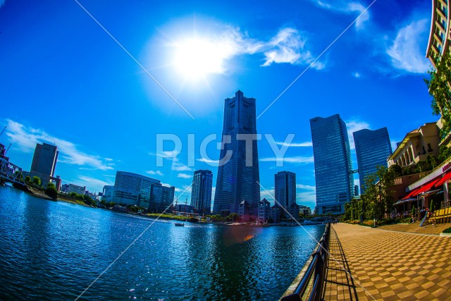 横浜ランドマークタワーと快晴の空