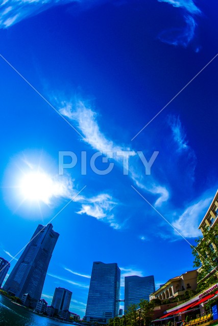 横浜ランドマークタワーと快晴の空