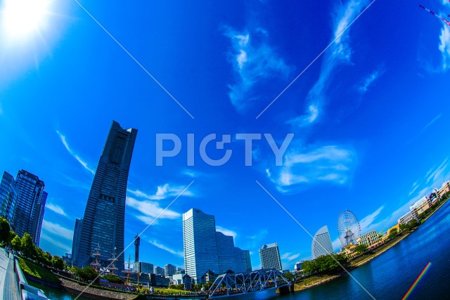 横浜ランドマークタワーと快晴の空