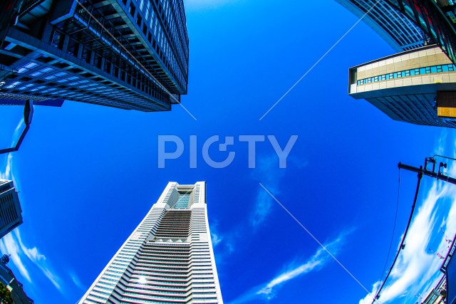横浜ランドマークタワーと快晴の空