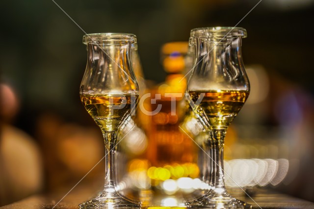 お酒とワイングラス