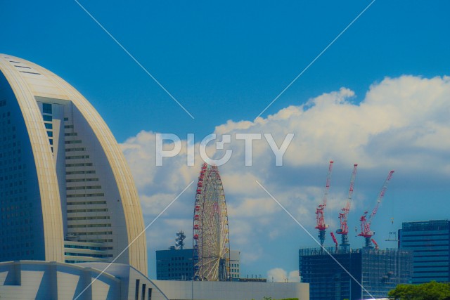 横浜のマンション・オフィス郡と夏空
