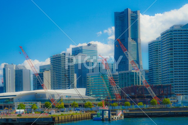 横浜のマンション・オフィス郡と夏空