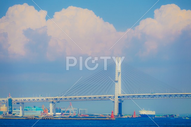 横浜ベイブリッジと船舶と夏空