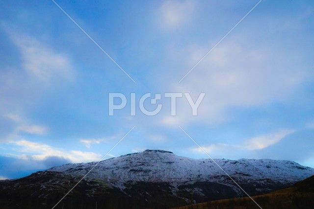 アイスランドの雪山と青空