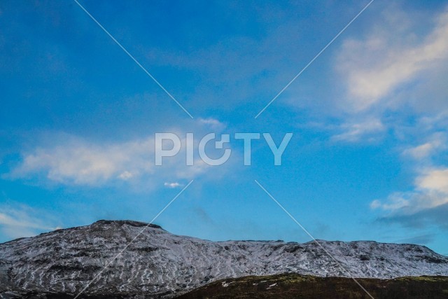 アイスランドの雪山と青空