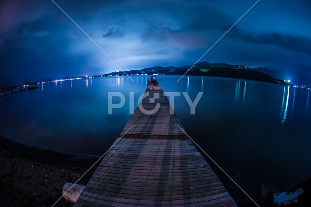 夜の山中湖の桟橋