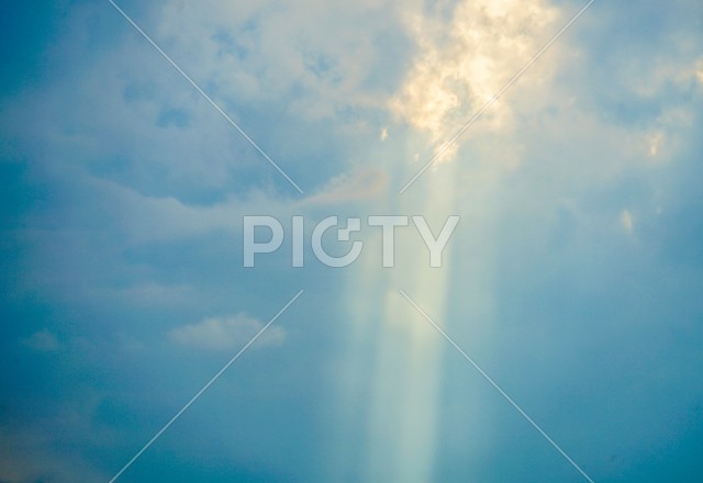雲の切れ間から差し込む光
