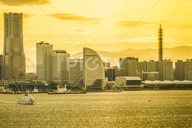 横浜スカイウォークから見える横浜みなとみらいの夕景