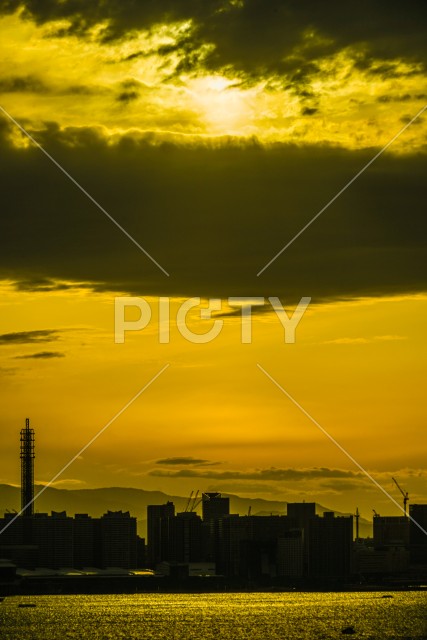 横浜スカイウォークから見える横浜みなとみらいの夕景