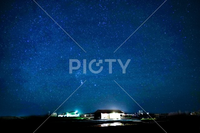 アイスランドの平原と満点の星空