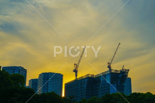 夕暮れ空と横浜みなとみらいのビル群