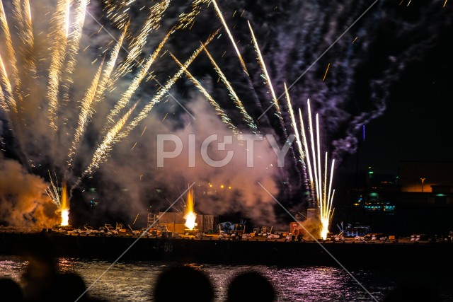 横浜みなとみらいの花火（横浜開港祭2019）