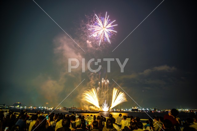 横浜みなとみらいの花火（横浜開港祭2019）