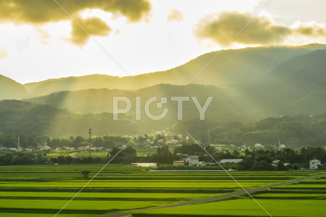 夕日の光が差す農村のイメージ