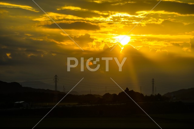 夕焼けと鉄塔のシルエットイメージ