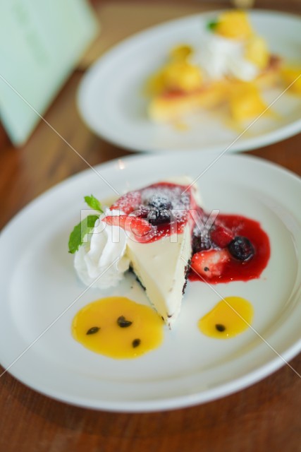 ラズベリーがのったチーズケーキ