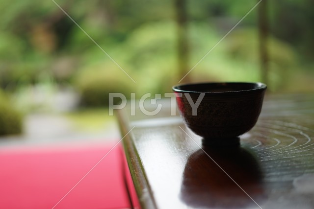 和室の机に置かれた抹茶
