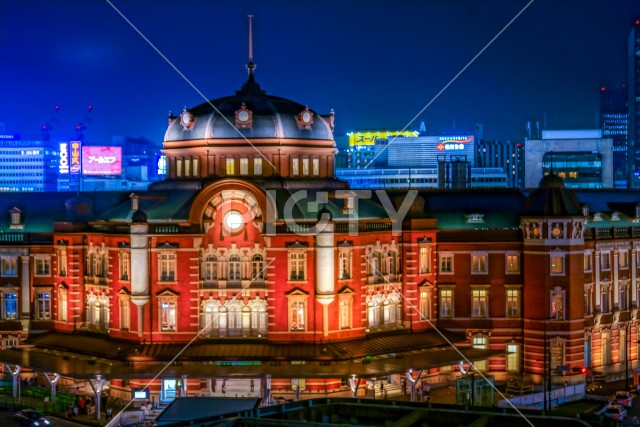 ライトアップされた東京駅の夜景