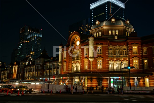 ライトアップされた東京駅の夜景