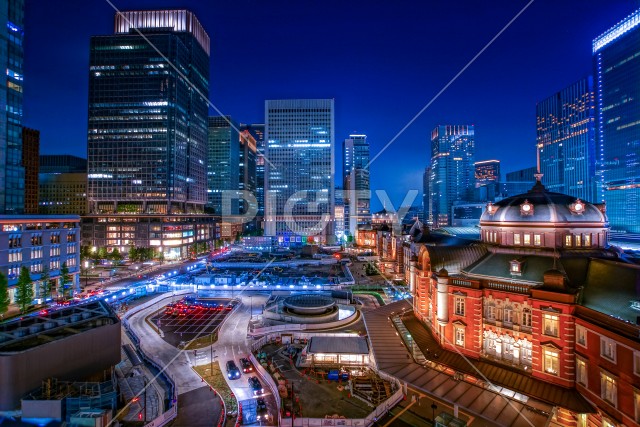 ライトアップされた東京駅の夜景