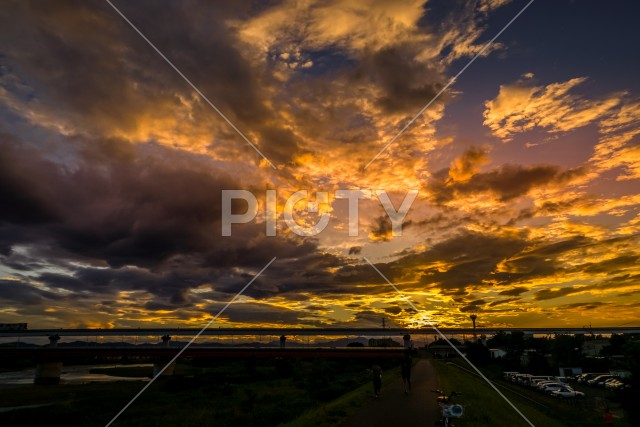 立日橋と夕暮れの秋空（立川市）