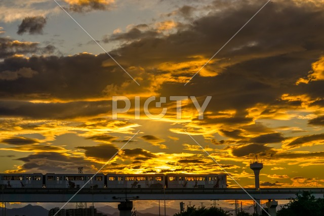 立日橋と夕暮れの秋空（立川市）