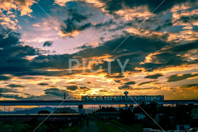 立日橋と夕暮れの秋空（立川市）