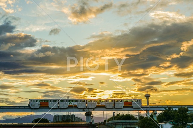 立日橋と夕暮れの秋空（立川市）